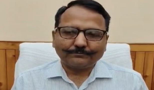 नैनीताल: DM ललित मोहन रयाल ने कहा- सड़कों के गड्ढे देख पर्यटक सोचेंगे यह जिला दरिद्र और निर्धन है