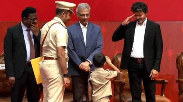 तमिलनाडु के CM का मंच पर दिखा बदला रूप- बच्चे को गोद लिया, फिर किया सैल्यूट