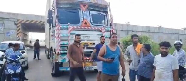 ऊधमसिंह नगर- ट्रक की चपेट में आने से बाइक सवार बॉयलर इंचार्ज की मौत