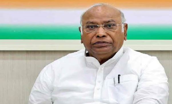 मल्लिकार्जुन खरगे- खरगे का BJP पर निशाना, बोले- चुनाव के समय ही नहीं, जरूरत पर कार्यकर्ताओं के बीच आते हैं