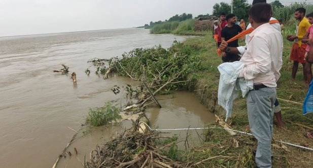 बिहार: मुंगेर में गंगा का रौद्र रूप! कई गांवों में घुसा बाढ़ का पानी, कुतलुपुर में कटावरोधी काम शुरू