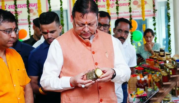 देहरादून- सशक्त बहना उत्सव: CM धामी ने महिला समूहों से खरीदे उत्पाद, ‘वोकल फॉर लोकल’ को आगे बढ़ाने का किया आह्वान