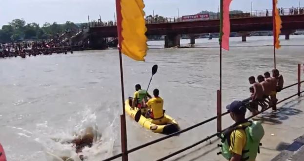हरिद्वार: गंगा की तेज धारा में फंसा कांवड़ियां, जल पुलिस और एसडीआरएफ की संयुक्त टीम ने निकाला सकुशल