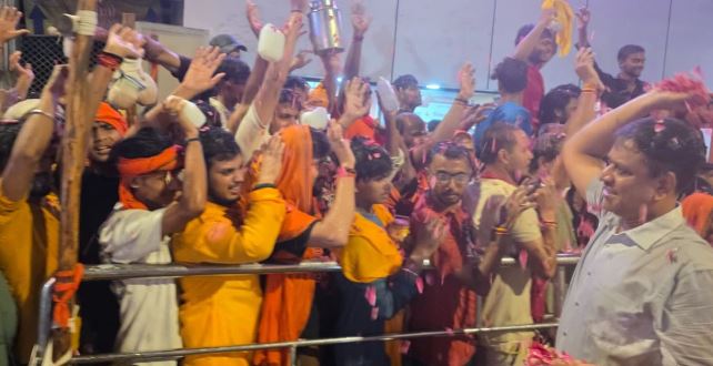 काशी में कांवड़ियों का उमड़ा सैलाब, भक्तों पर पुष्पवर्षा, हर तरफ महादेव की गूंज
