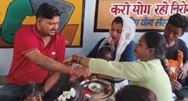 रक्षाबंधन: हरिद्वार में जेल की सलाखों के पीछे बहनों ने भाइयों की कलाई पर बांधा प्यार का बंधन, भावुक हुआ माहौल