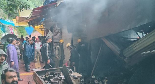 नैनीताल- न्यू पालिका बाजार में लगी भीषण आग, फास्ट फूड दुकान में फटा सिलेंडर, दमकल ने टाला बड़ा हादसा