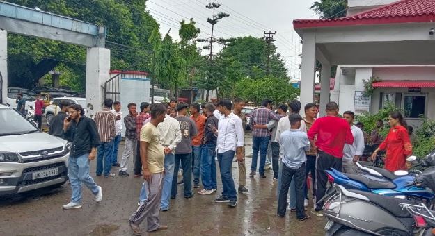 हल्द्वानी: छात्रा से अभद्रता…फिर कोतवाली में धरना, MBPG कॉलेज में चुनावी बवाल, छात्रनेता को रास्ते में पीटा