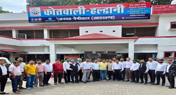 हल्द्वानी- अधिवक्ता को डंडा मारने से नाराज साथियों का कोतवाली में प्रदर्शन