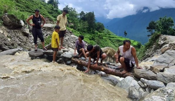 देहरादून – अलर्ट: उत्तराखंड में 85 मार्ग बंद, मलबे में दबी कार, खतरे के निशान से ऊपर अलकनंदा-मंदाकिनी
