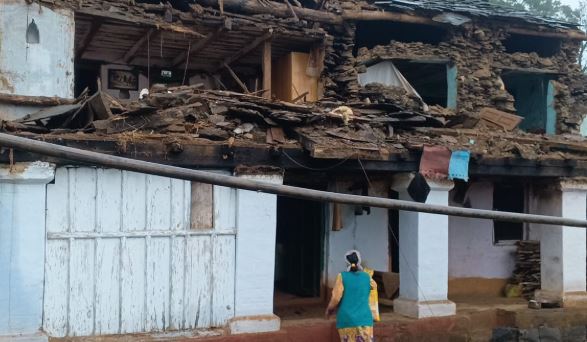 कर्णप्रयाग के कांडा मैखुरा में भारी बारिश से ढहा मकान, तड़के परिजनों ने भागकर बचाई जान