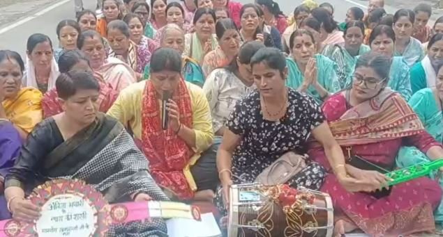अंकिता हत्याकांड में न्याय की मांग: हाथों में राखी, बैनर लेकर निकली कांग्रेस महिला कार्यकर्ता, पुलिस ने रोका