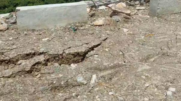 चमोली: गौचर के पास कमेड़ा में 20 मी. धंसा बदरीनाथ हाईवे, करोड़ों की लागत से किया गया था ट्रीटमेंट