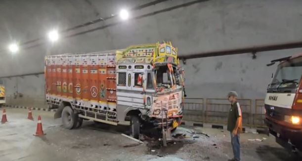 Road Accident: चंडीगढ़-मनाली हाईवे की टनल के अंदर दो ट्रकों में टक्कर, 3 लोगों की मौत, आठ घायल