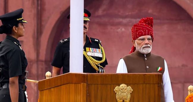 80वें स्वतंत्रता दिवस- हर साल अलग-अलग रंग, हर बार खास अंदाज, लाल किले पर ‘बंधेज’ पगड़ी में दिखे प्रधानमंत्री मोदी