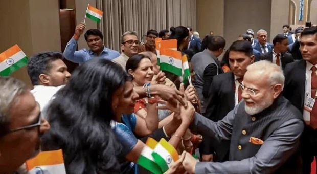 PM का ताशकंद दौरा- उज्बेकिस्तान में भारतवंशियों के बीच प्रधानमंत्री, बिखरे तिरंगे और संस्कृति के रंग