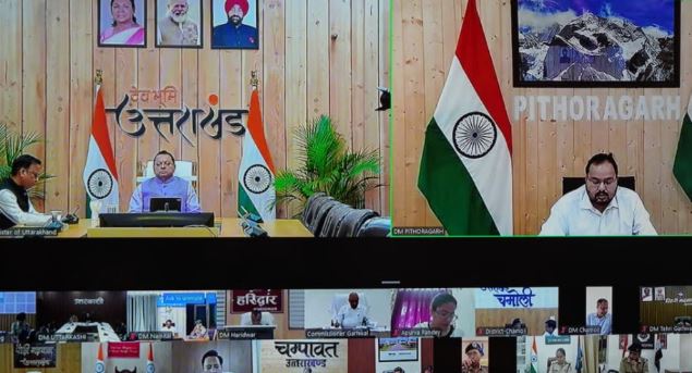 देहरादून- CM ने सभी DM के साथ की वर्चुअल बैठक: चारधाम व कांवड़ यात्रा की समीक्षा, सड़कों को 15 अक्टूबर तक गड्ढामुक्त करने के निर्देश