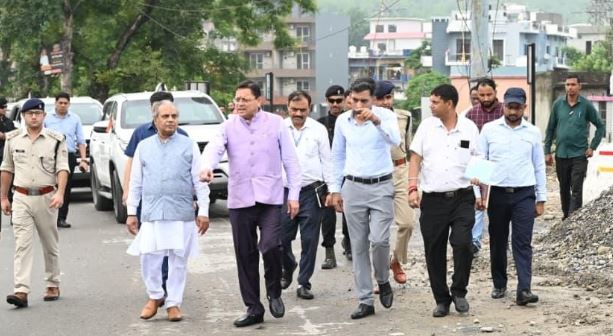 देहरादून- नंदा की चौकी पहुंचे सीएम धामी, पुल की एप्रोच रोड के पुनर्निर्माण कार्य का निरीक्षण किया