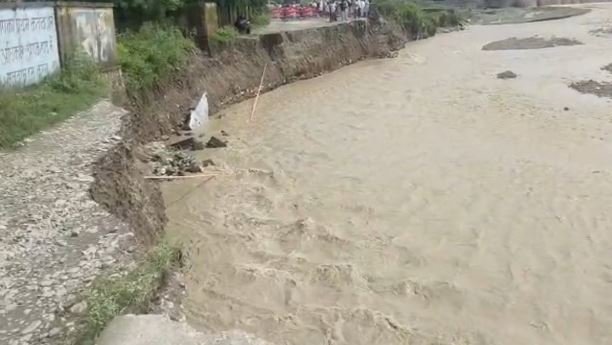 उत्तराखंड: स्वारना नदी उफनाई, सड़क-वाहन बहा ले गई, हरिद्वार में जलभराव, दून में टोंस नदी का जलस्तर बढ़ा