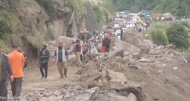 बदरीनाथ हाईवे: हाथी पहाड़ के पास भारी बोल्डर गिरने से 20 मी.सड़क ध्वस्त, 8 घंटे बाद आवाजाही शुरू, यात्रा जारी