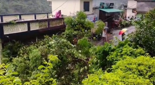 चमोली: कर्णप्रयाग में मूसलाधार बारिश से सुभाषनगर में आया मलबा, पेड़ गिरने से खतरे की जद में मकान और दुकानें