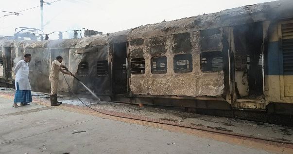 बिहार: सिमरी बख्तियारपुर स्टेशन पर तड़के पैसेंजर ट्रेन के इंजन में लगी भीषण आग, मची भगदड़, कई ट्रेनें प्रभावित