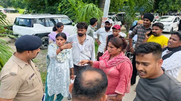 रुद्रपुर- कोर्ट के बाहर खौफ…पेशी पर आए परिवार पर हमला, 3 साल की बच्ची को जबरन ले जाने का आरोप