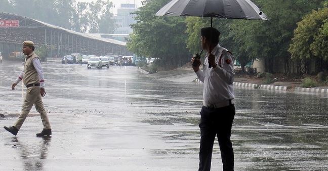 मौसम UP का: पूरा प्रदेश बरसात की चपेट में, आज इन 29 जिलों के लिए भारी बारिश का अलर्ट जारी
