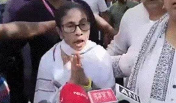 पूर्व मुख्यमंत्री ममता की गाड़ी पर पथराव,प्रदर्शनकारियों ने फेंके पत्थर-जूते; पुलिस पर लगाया आरोप