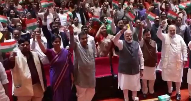 PM मोदी ने NDA सांसदों के साथ लहराया तिरंगा,संसद परिसर में झारखंड मुद्दे पर सत्ता पक्ष का प्रदर्शन