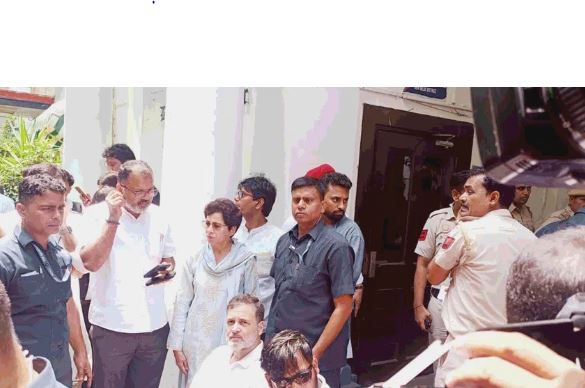राहुल गांधी का धरना: जब तक एफआईआर दर्ज नहीं होगी, यहां से नहीं हिलेंगे
