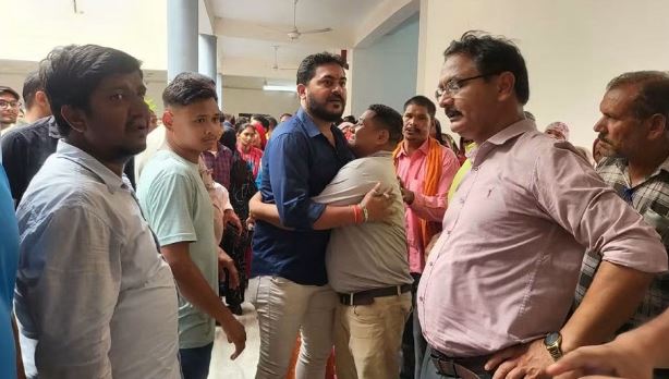सितारगंज- तहसील में बंधकों ने चाय-बिस्कुट के सहारे काटी रात, न बिस्तर मिला…न भोजन, 21 घंटे तक चला गतिरोध