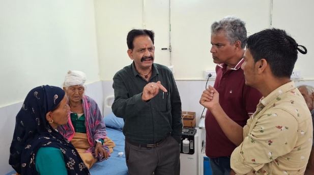 अल्मोड़ा: तेंदुए ने घर में घुसकर बुजुर्ग महिला पर किया हमला, सिर-हाथ को पंजों से नोचा, बहू की चीख से बची जान