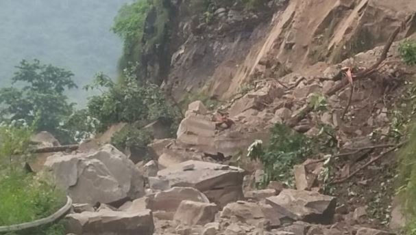 नैनीताल- भूस्खलन: दो गांव के पास पहाड़ी चटकी, बोल्डर और मलबा गिरने से नैनीताल-काठगोदाम मार्ग बंद