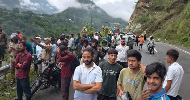 चमोली- बाजपुर में भूस्खलन से बदरीनाथ हाईवे बंद, पहाड़ी दरकने से सिमली-ग्वालदम NH भी ठप, सैकड़ों यात्री फंसे