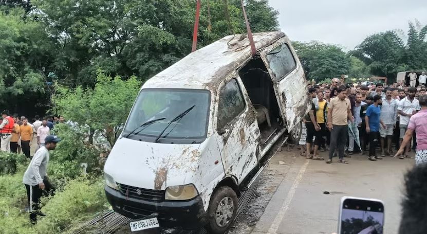 मध्यप्रदेश: राजगढ़ में नाले में बही वैन, 9 लोगों की मौत