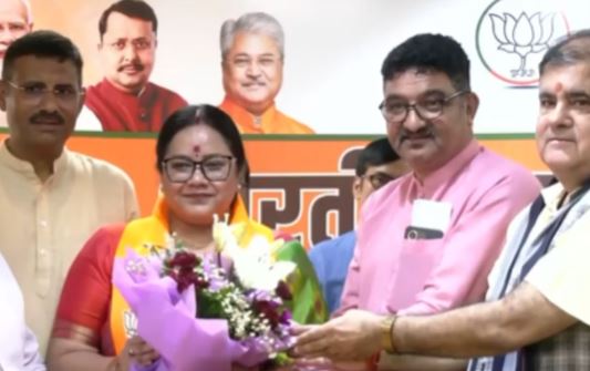 देहरादून- श्रीनगर मेयर आरती भंडारी समेत 10 पार्षद BJP में शामिल, महेंद्र भट्ट ने दिलाई सदस्यता