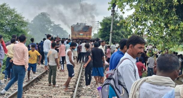 बदायूं में कासगंज-बरेली पैसेंजर ट्रेन के इंजन में लगी आग, चालक ने कूदकर बचाई जान