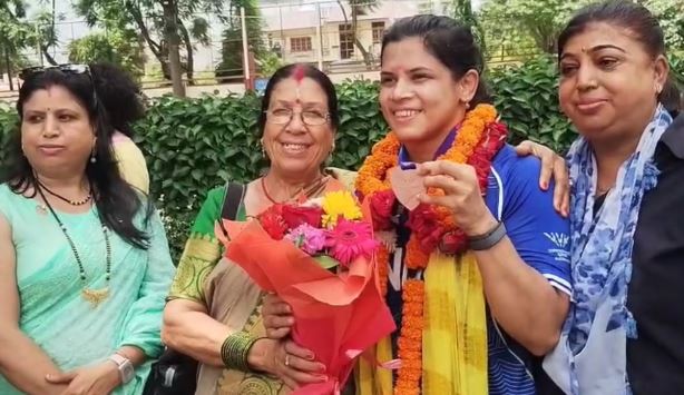 देहरादून- कॉमनवेल्थ गेम्स: देश के लिए कांस्य पदक जीतकर लौटी बेटी, देहारदून में उन्नति शर्मा का हुआ भव्य स्वागत