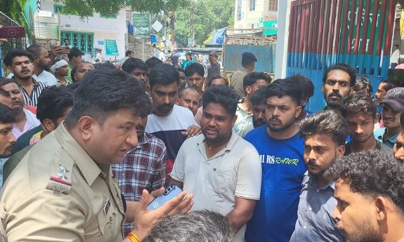रामनगर- टैक्सी चालक की संदिग्ध परिस्थितियों में मौत, टेंपो में शव लेकर कोतवाली पहुंचे आक्रोशित परिजन