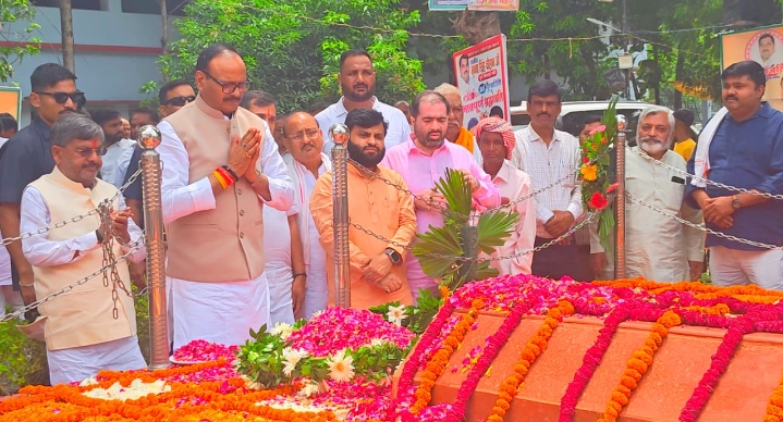 अयोध्या- स्व. मुन्ना सिंह चौहान की 10वीं पुण्यतिथि पर उमड़ा जनसैलाब, उपमुख्यमंत्री बृजेश पाठक समेत तीन मंत्रियों ने दी श्रद्धांजलि