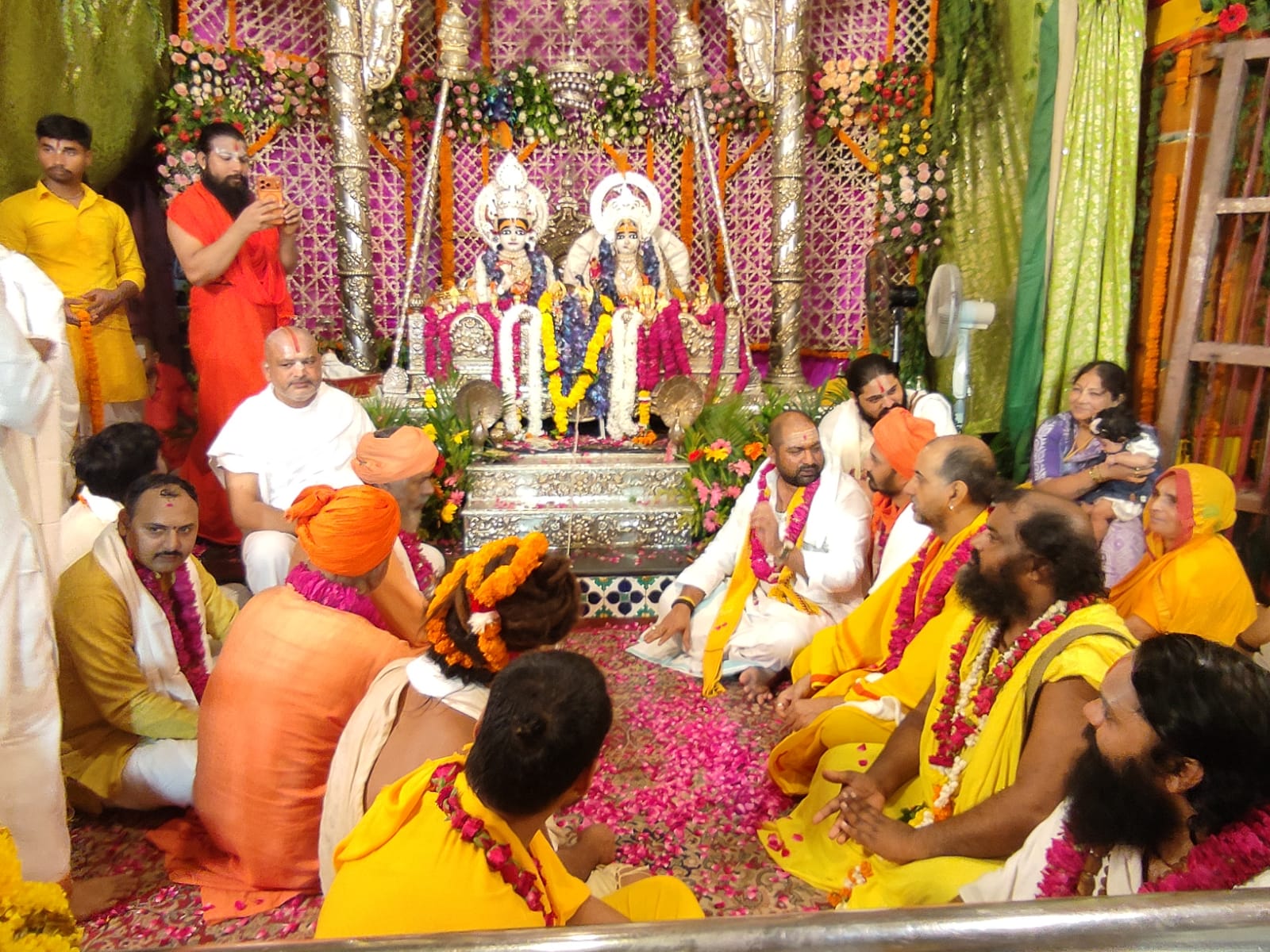 अयोध्या- श्री राम वल्लभा कुज में सजी फूल बगला झांकी बनी श्रद्धा, आकर्षण का केंद्र