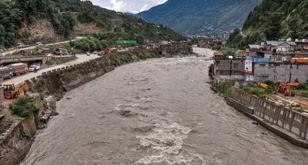 मौसम का अलर्ट- देश के कई राज्यों में लगातार हो रही बारिश से बिगड़े हालात, कहीं घर नदी में समाए तो कही बाढ़ का कहर