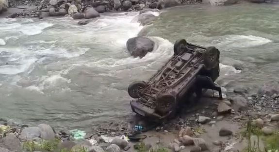 हिमाचल : मनालसू नाले में गिरी जिमनी गाड़ी, दो युवकों की दर्दनाक मौत, 3 अस्पताल में भर्ती