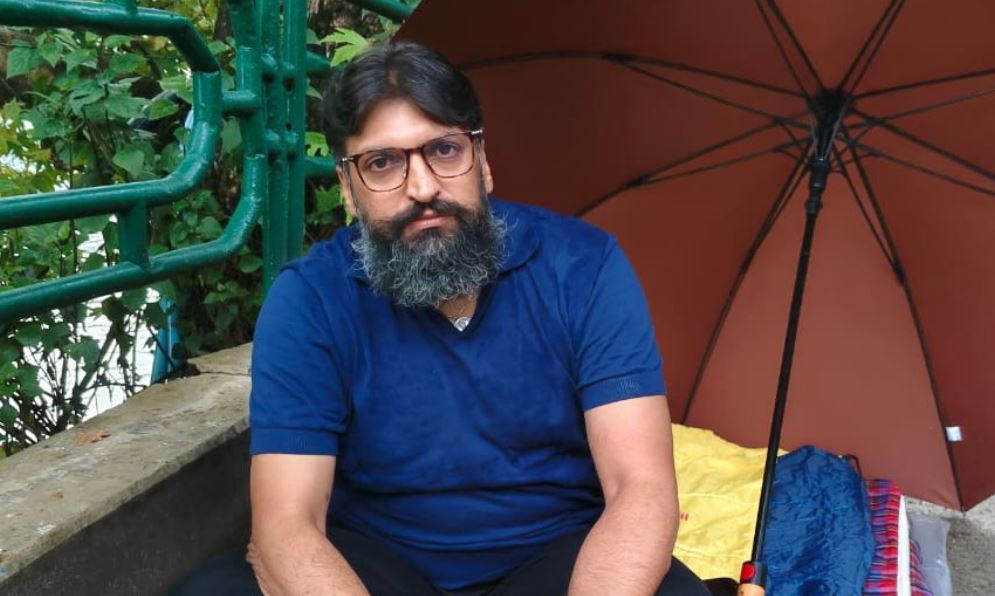 नैनीताल- लोअर मॉल रोड न खोलने पर भड़के व्यापारी, सड़क पर लेट गए पुनीत टंडन