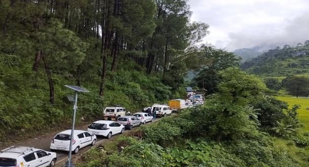 बागेश्वर- पहाड़ी दरकने से बागेश्वर-गरुड़ मोटर मार्ग बंद: तीन घंटे बाद भी यातायात ठप, लगा लंबा जाम