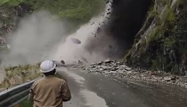 धारचूला: ब्यालधार में पहाड़ी से गिरे बोल्डर, आदि कैलाश यात्रा मार्ग हुआ बंद, BRO ने पहले ही रोक दी थी आवाजाही