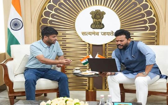 अल्मोड़ानागरिक उड्डयन मंत्री से मिले फ्लाइंग व्हीकल बनाने वाले रवि टम्टा