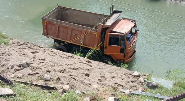 कार को बचाने में अनियंत्रित हुआ रेते से भरा ट्रक…सुरक्षा ग्रिल तोड़ नहर में गिरा