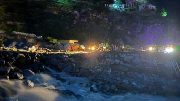 चमोली- तमक नाले में लापता कर्मचारी की खोज जारी, ह्यूम पाइप डालकर अस्थाई मोटर मार्ग तैयार