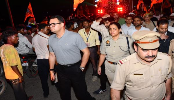 बदायूं के कछला घाट पर पहुंचे 6 लाख कांवड़िये, तीन किमी तक लगा जाम, रात में डीएम-एसएसपी ने संभाली कमान